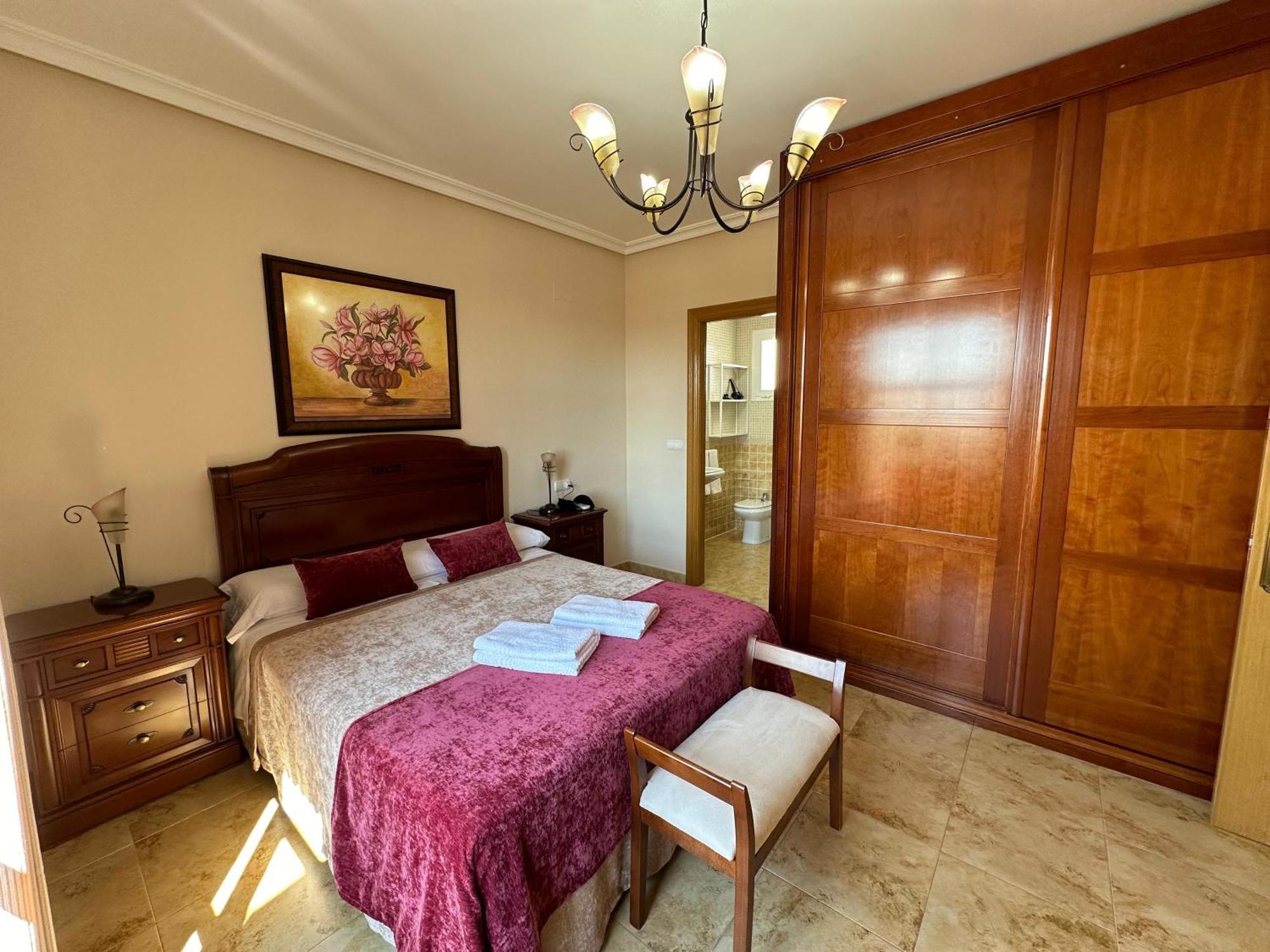 Villa Casa Grande De Tres Plantas Con Parking Gratis Linares  Exterior foto